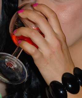 Starker Alkoholkonsum erhöht Risiko für Brustkrebs
