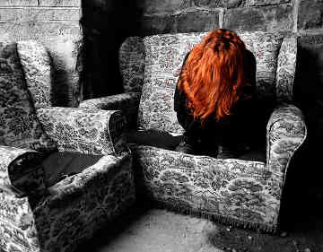 depressive frau mit roten haaren